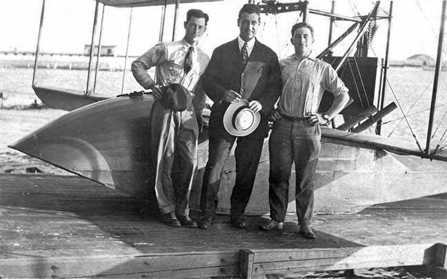 Tony Jannus (középen), a világ első kereskedelmi repülőjáratának pilótája