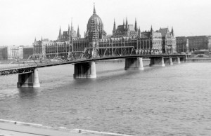 Read more about the article A híd, amely életet lehelt Budapestbe