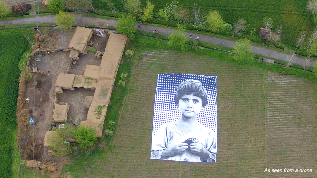You are currently viewing Mit keres egy óriás gyerekportré egy pakisztáni szántóföldön?