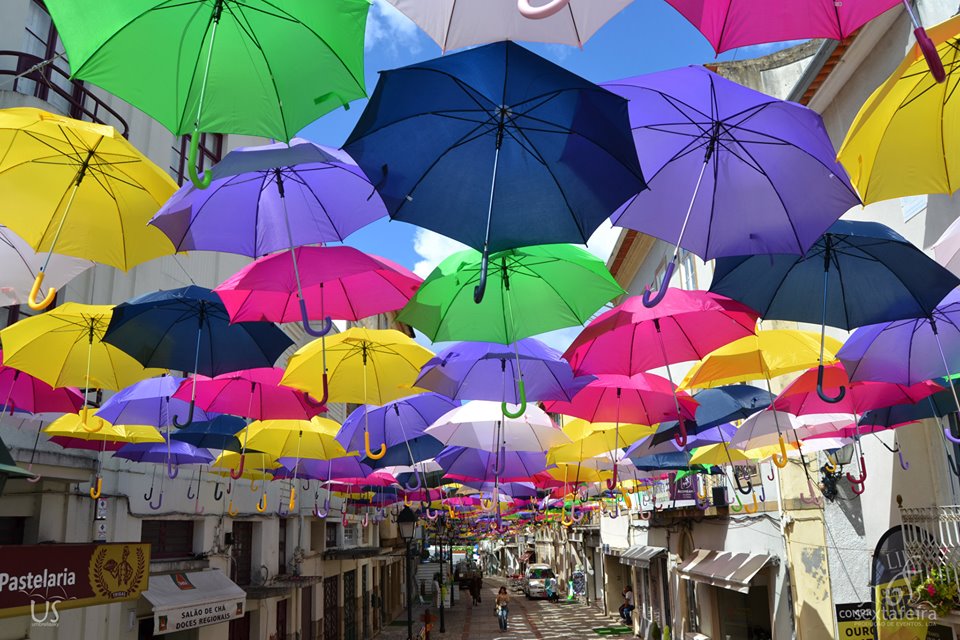 Színes esernyők Portugália legújabb látványossága