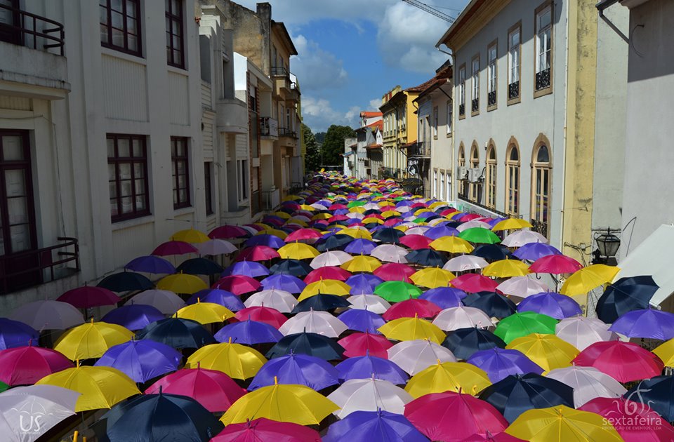 Színes esernyők Portugália legújabb látványossága
