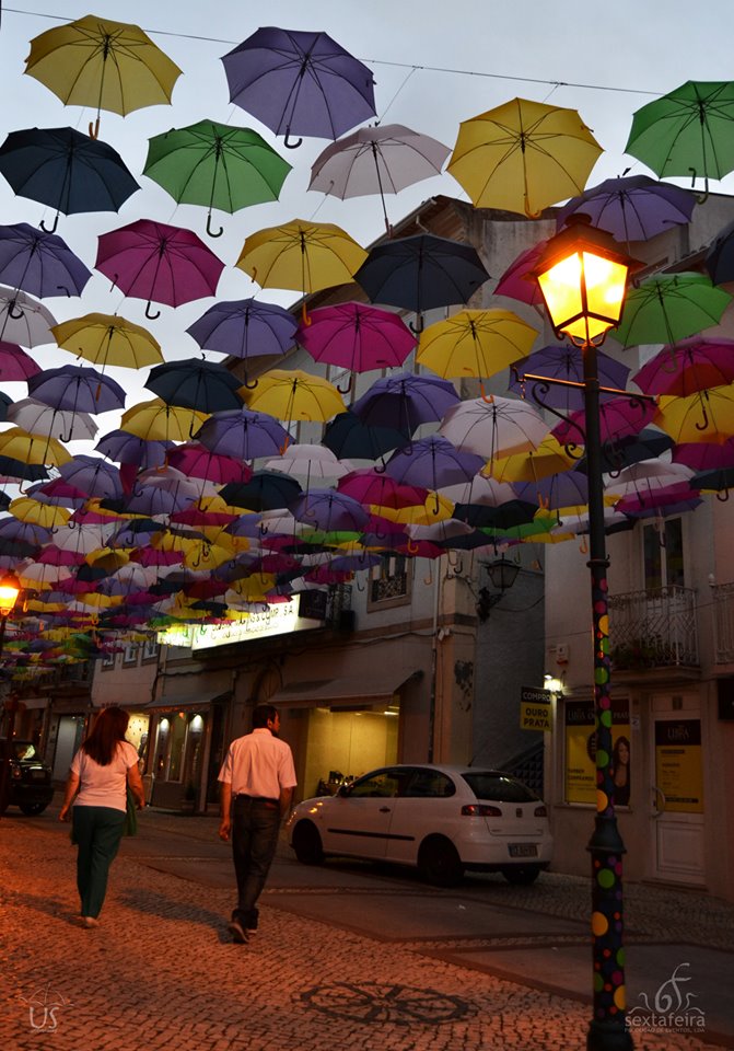 Színes esernyők Portuália legújabb látványossága