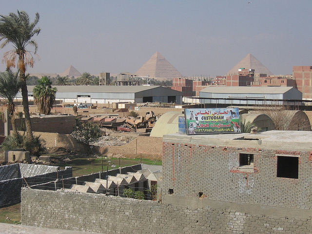 Kairo felől ez a látvány fogadja a piramisokhoz érkezőket