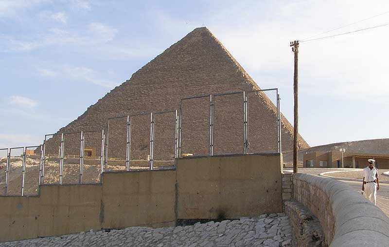 Kerítés a Piramisok körül