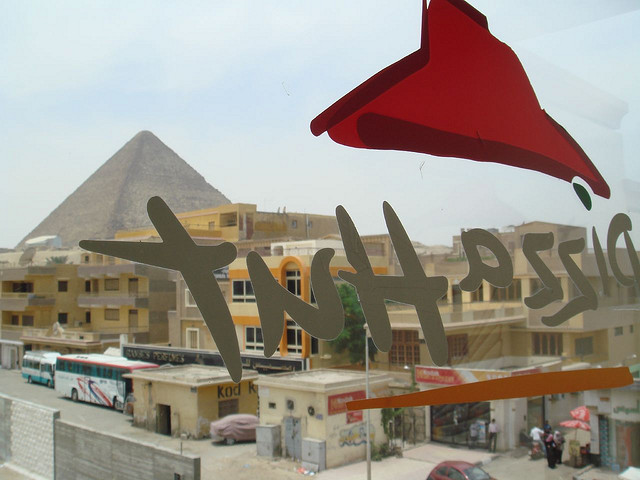KFC és Pizza Hut az egyiptomi piramisok tőszomszédságában