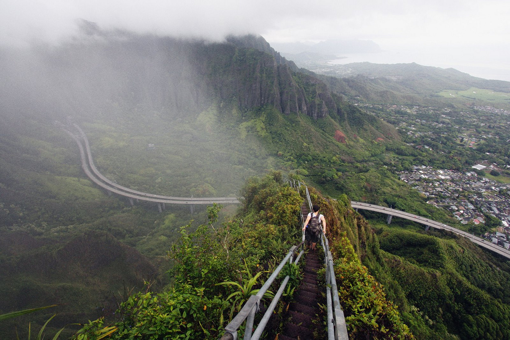 You are currently viewing Lépcső a Mennyországba – Hawaii egyik legmerészebb gyalogösvénye