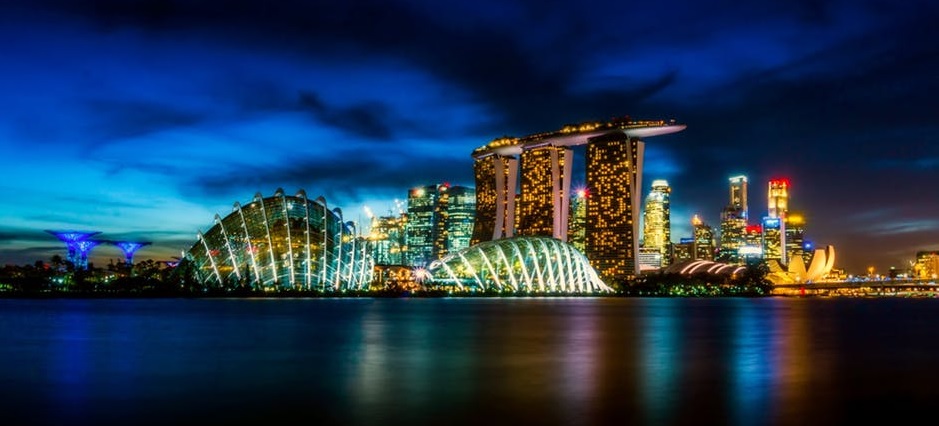 Marina Bay Sands Hotel és Szingapúr esti fényei