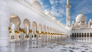 Read more about the article A Zayed sejk-mecset: a nagy számok építménye