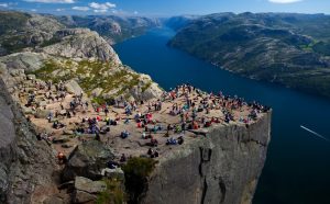 Read more about the article Preikestolen, Norvégia leghíresebb sziklája és hegyi túraútvonala