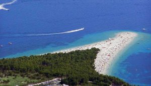 Read more about the article Zlatni Rat, Brac szigetének legegyedibb és legtöbbet fotózott strandja
