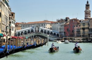 Read more about the article Ponte di Rialto, Velence leghíresebb és legrégebbi hídja